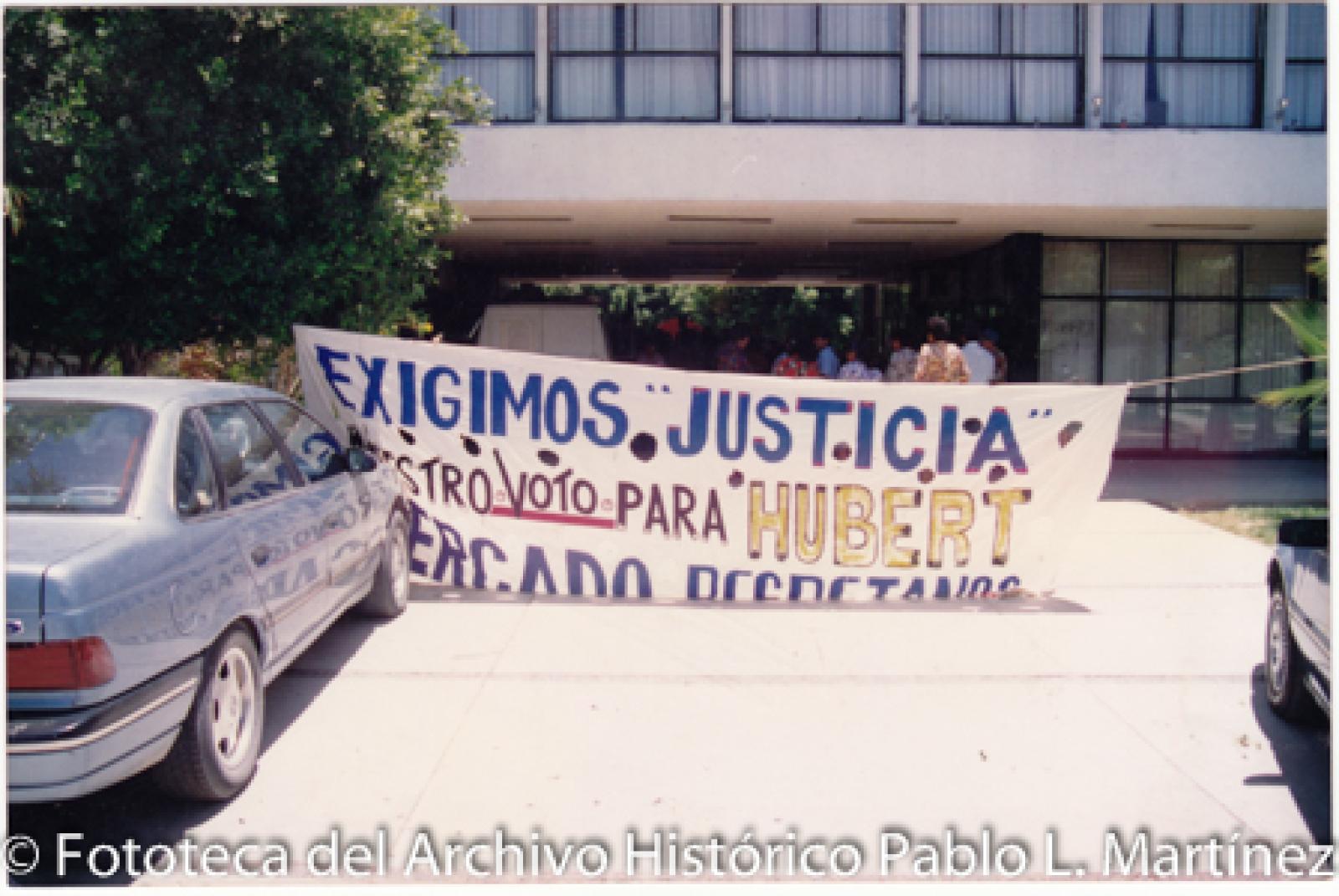 “Exigimos justicia. Nuestro voto para Hubert Mercado”, manta.
