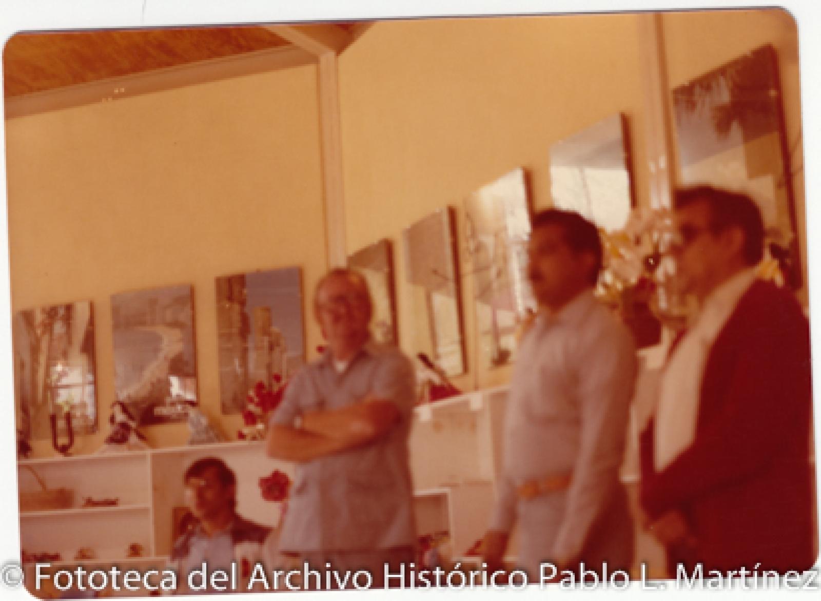 Exposición de artesanías, hombres