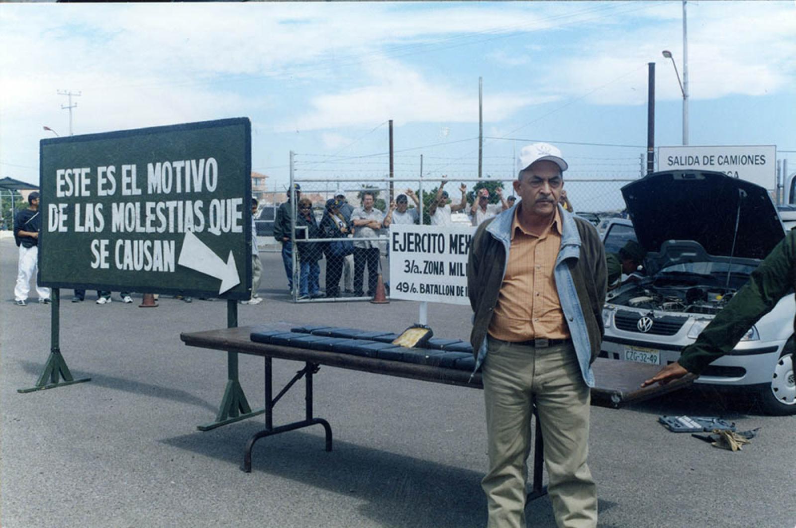 Exposición de material del ejército en estacionamiento.