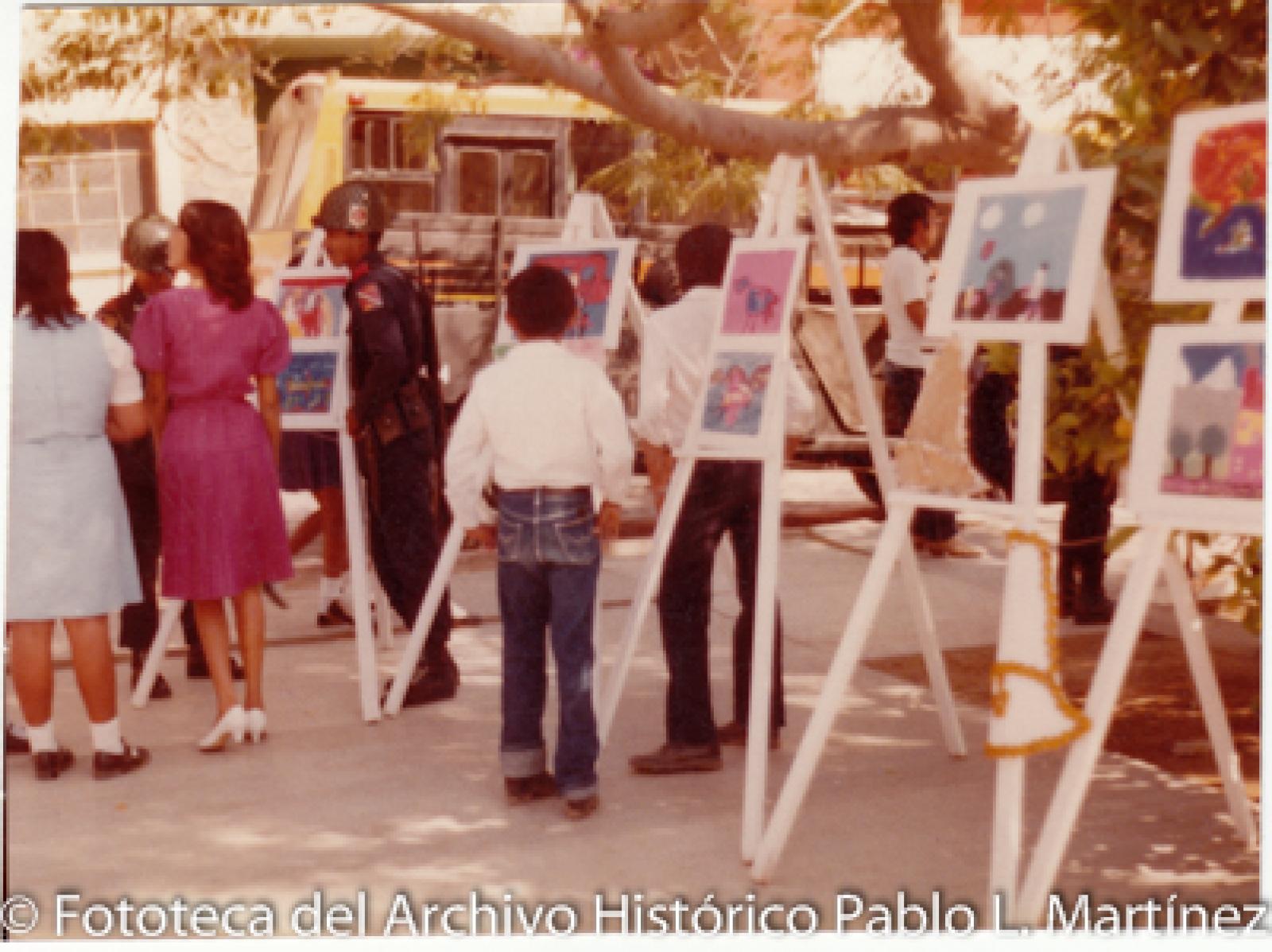 Exposición de pinturas en exterior, retrato de grupo