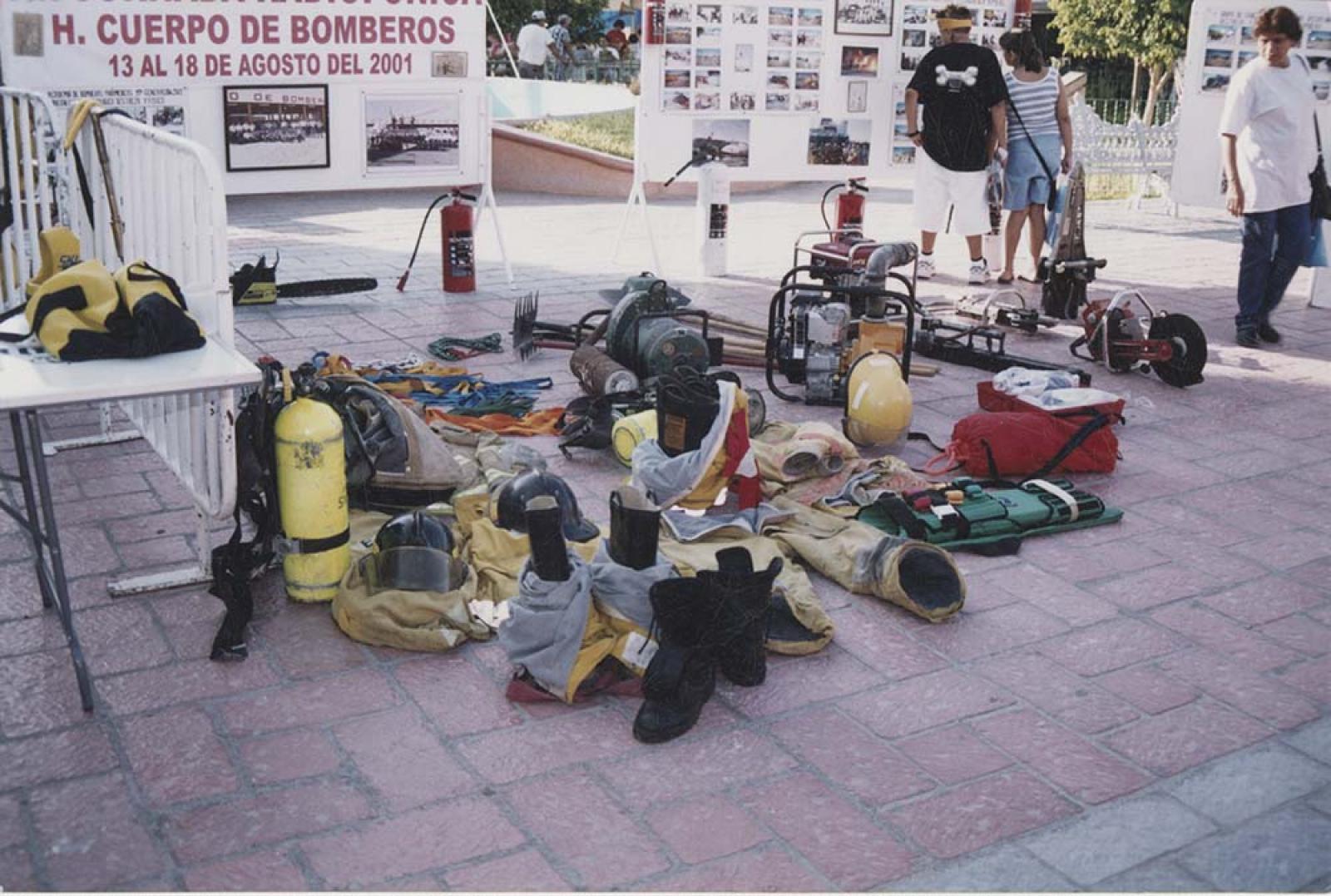 Exposición fotográfica y de equipo de trabajo del cuerpo de bomberos en el jardín Velasco.