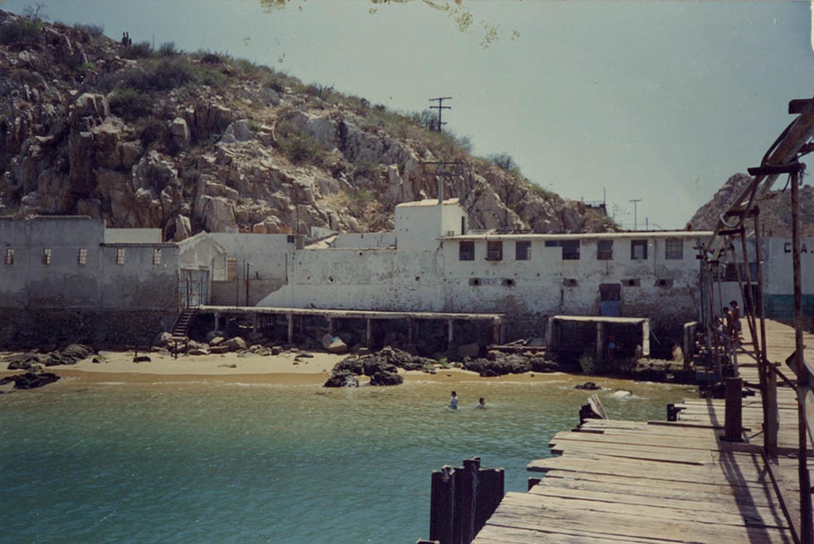 Fachada de la Compañía de Productos Marinos de Cabo San Lucas, S.A. Antigua empacadora de atún.