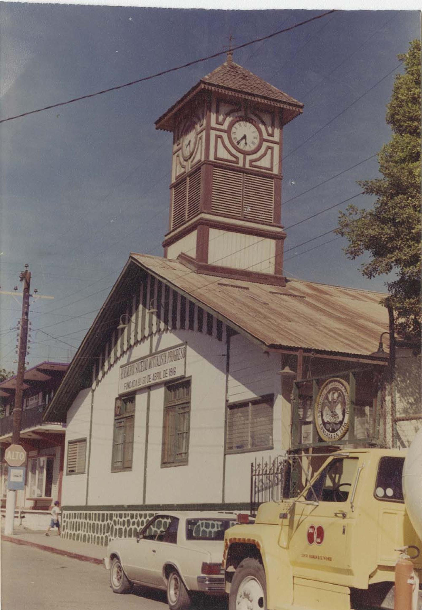 “Fachada del histórico edificio de la Sociedad Mutualista Progreso de Santa Rosalía”.