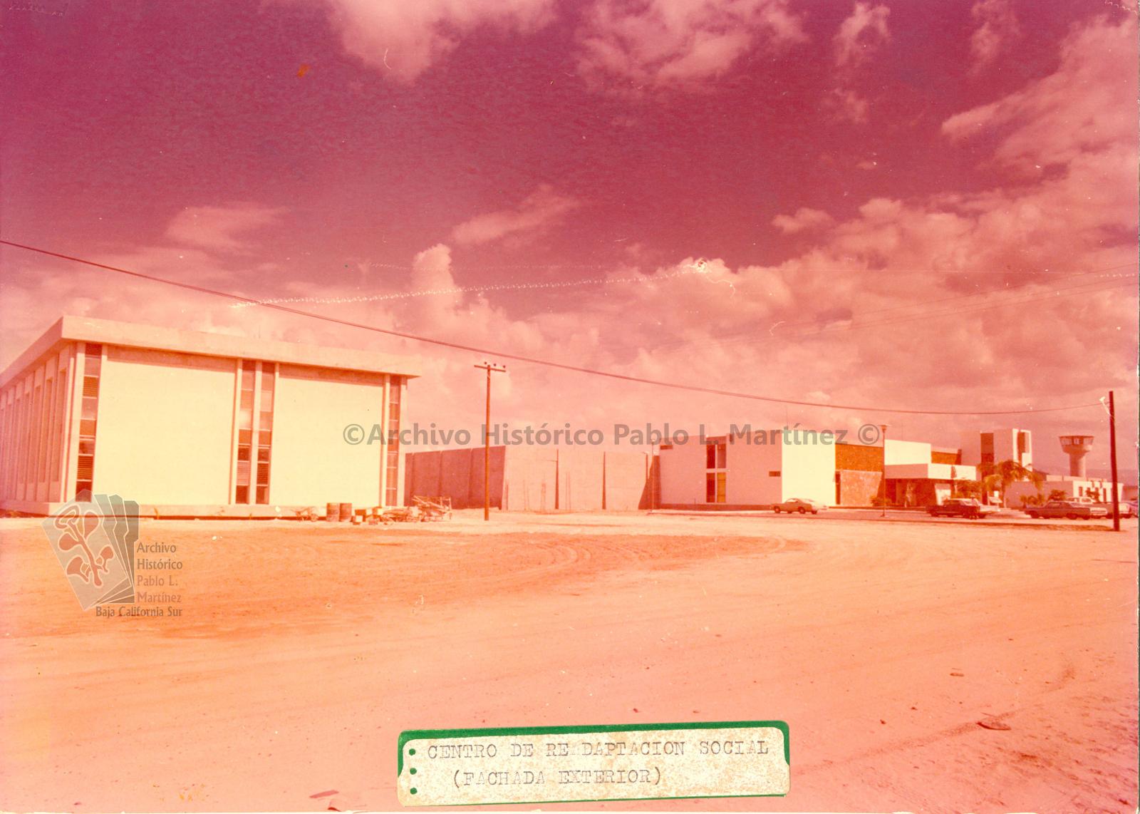 Fachada exterior del Centro de Readaptación Social en La Paz, Baja California Sur.