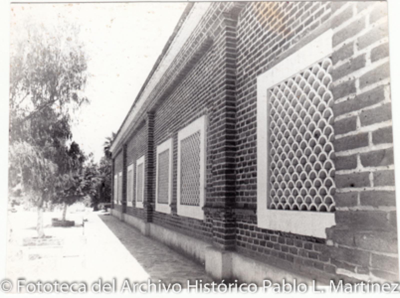 Fachada lateral de edificio antiguo.