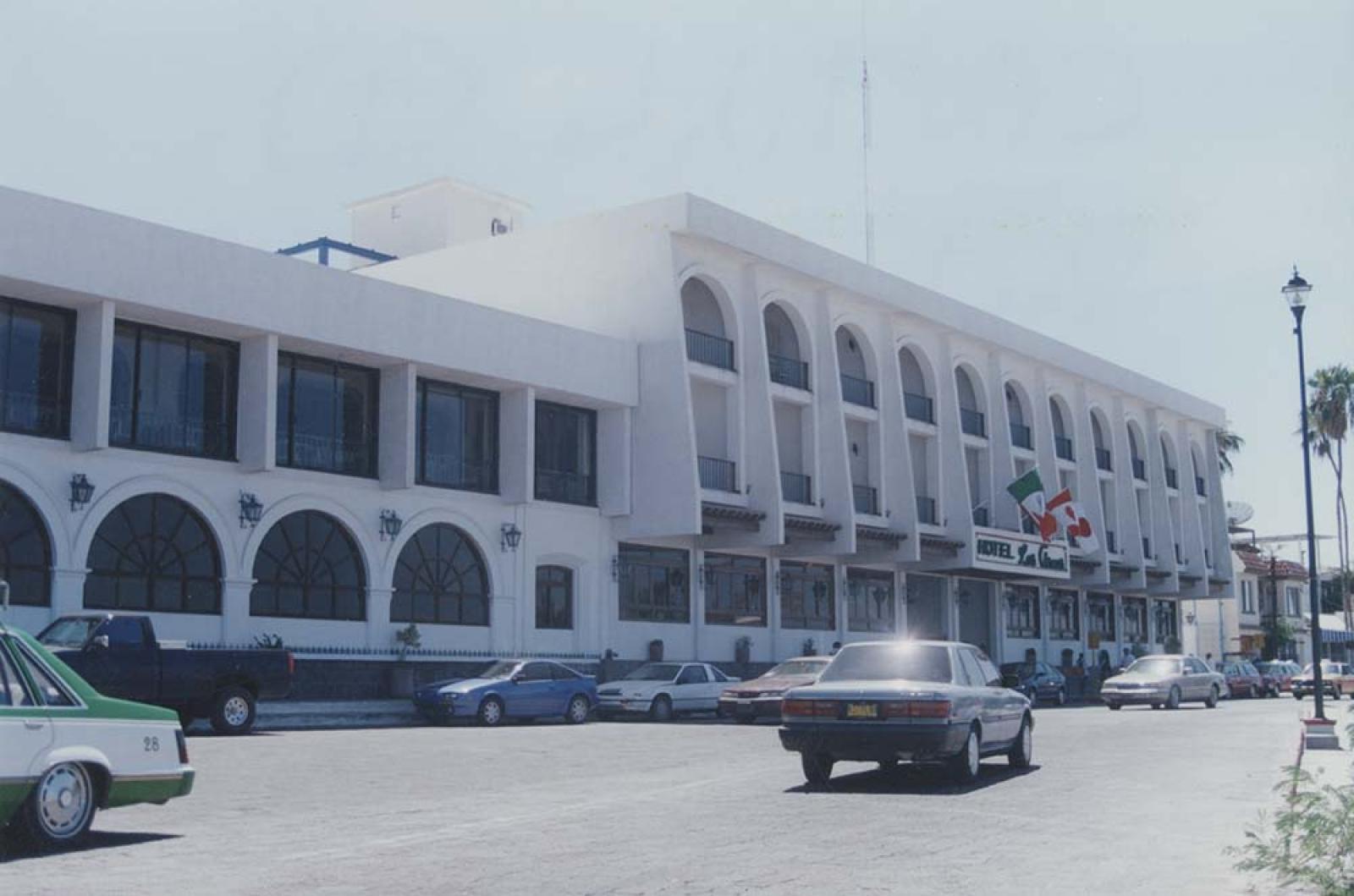 Fachada principal del hotel Los Arcos en La Paz, Baja California Sur.