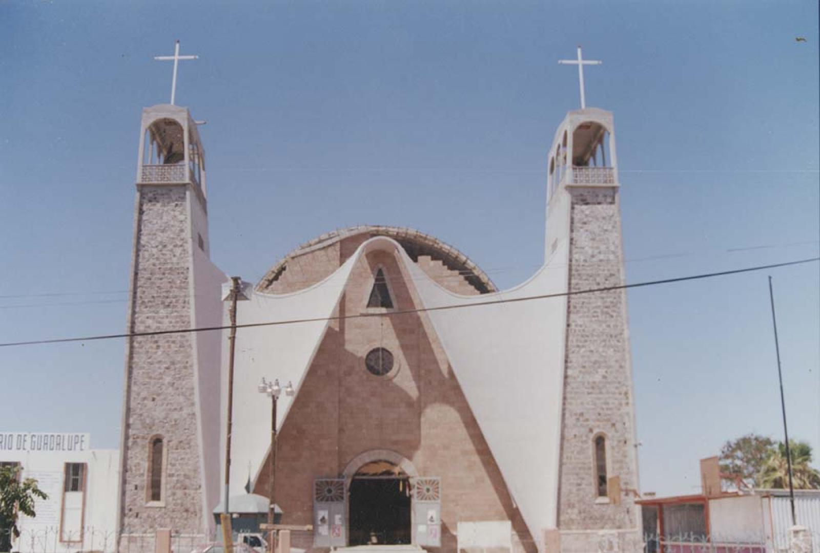 Fachada principal del Santuario de Nuestra Señora de Guadalupe. La Paz, Baja California Sur.