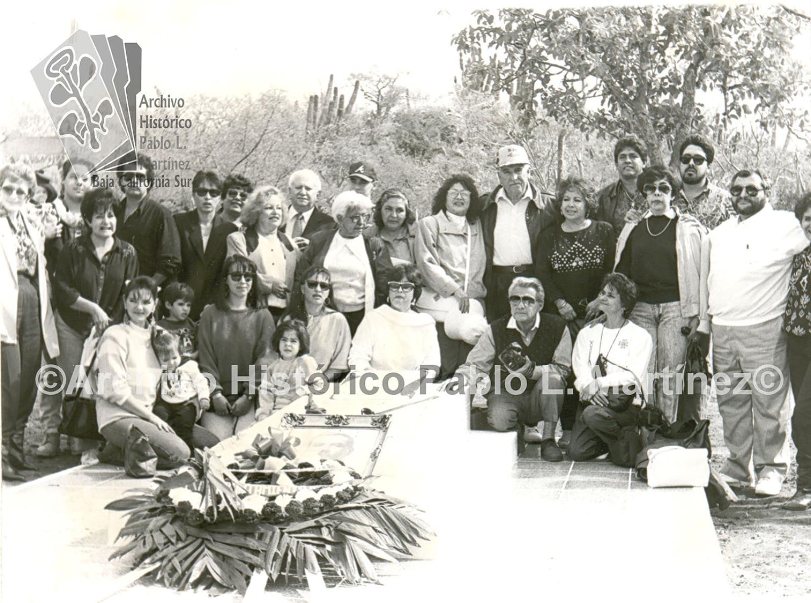 Familia del general Félix Ortega Aguilar ante su tumba en el rancho Playitas de la Concepción.