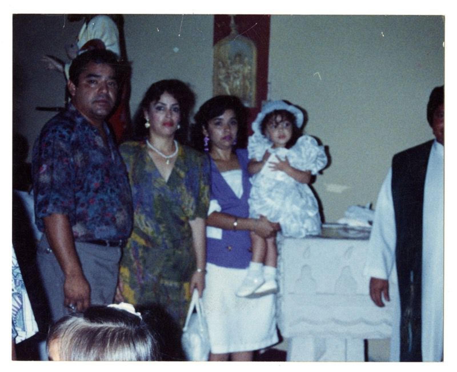 Familia en celebración de bautizo.