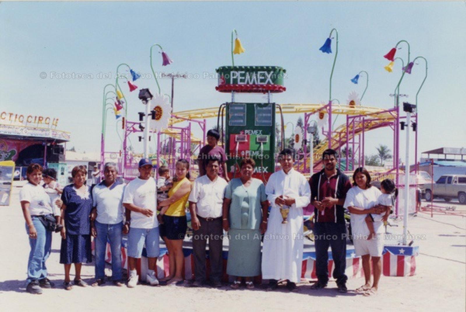 “Familia Vaca” visita parque con juegos mecánicos.