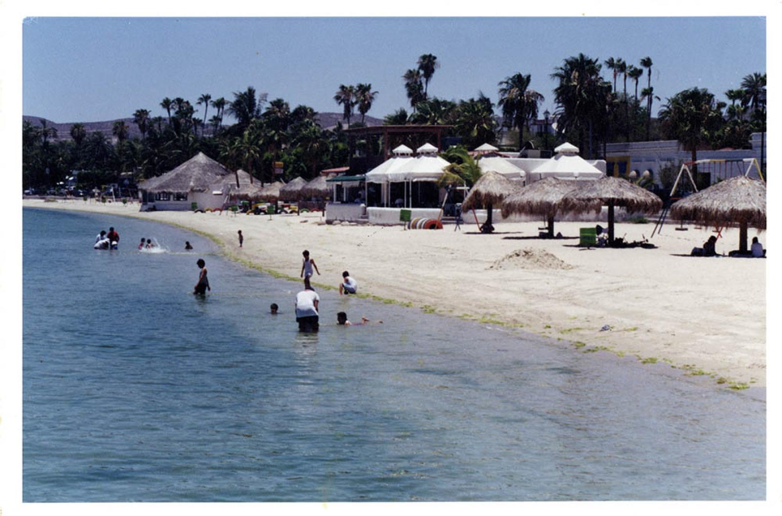 Familias disfrutando de la playa, frente al malecón de La Paz, Baja California Sur.