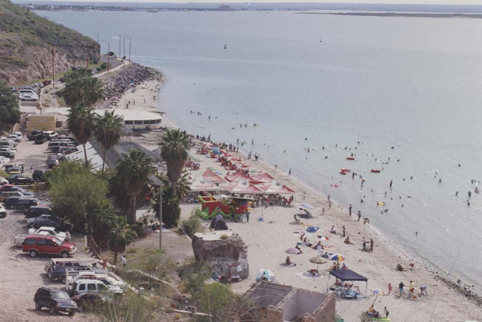 Familias en la playa El Coromuel.