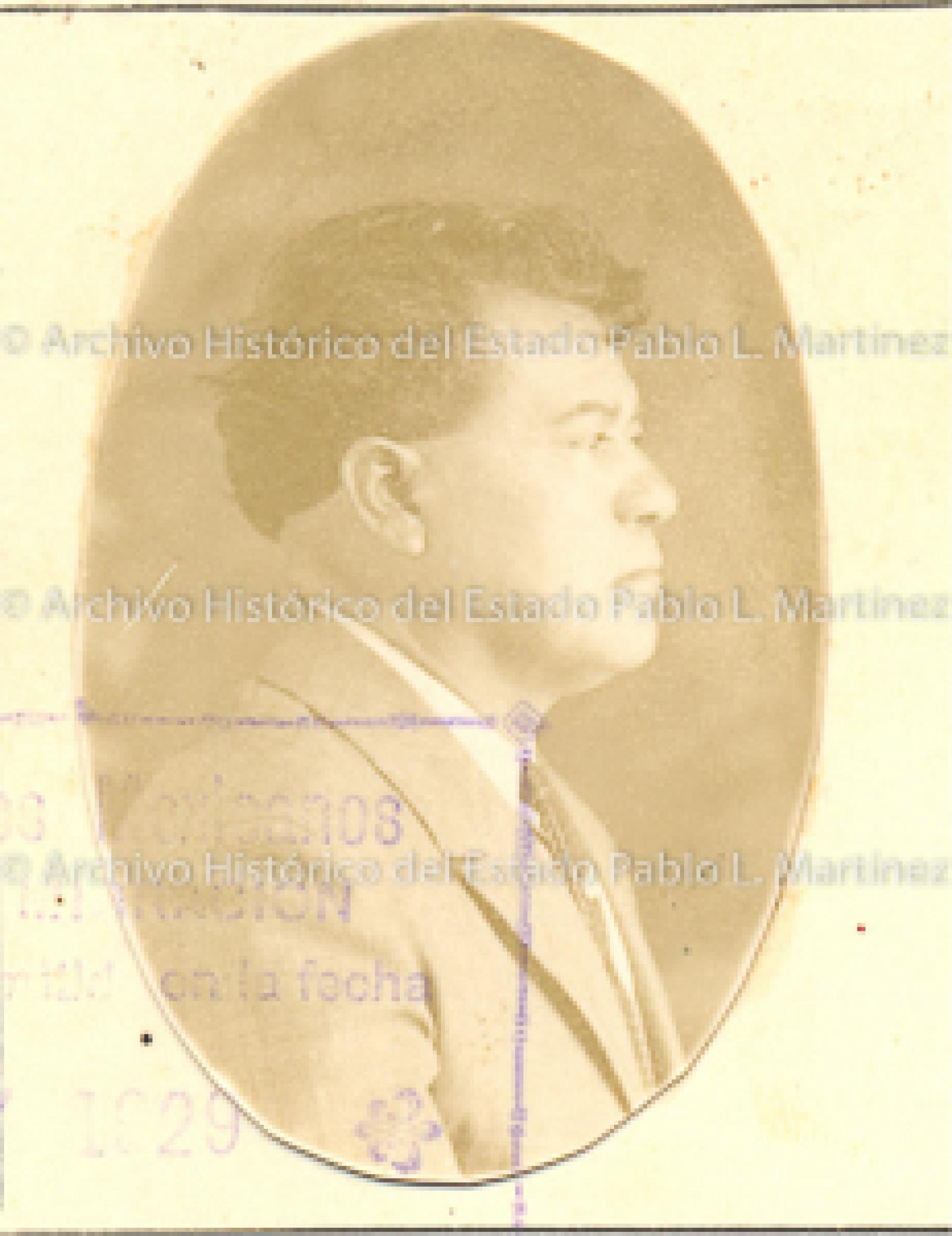 Feliciano A. Contreras de perfil.