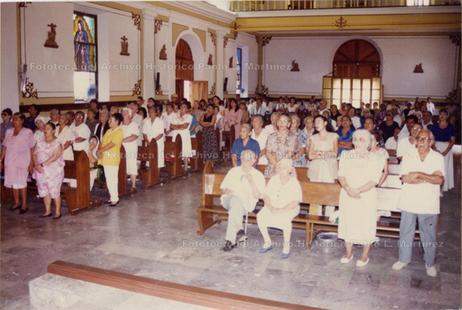 Feligreses en ceremonia religiosa.