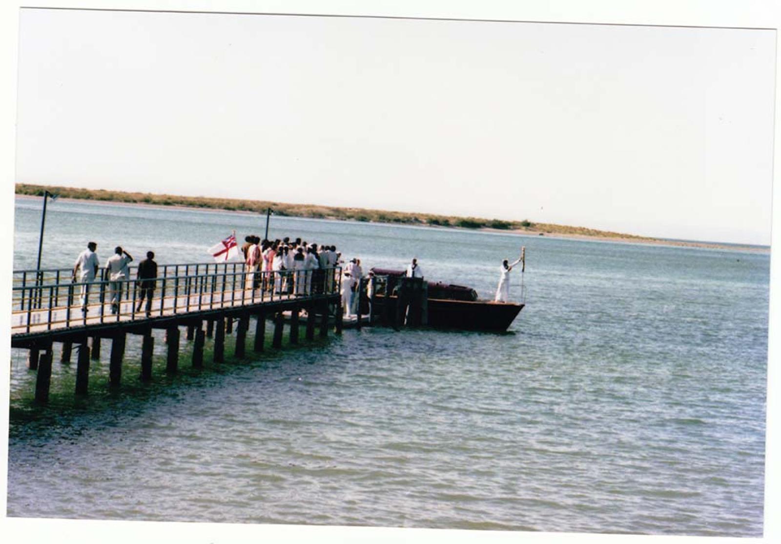 Felipe de Edimburgo aborda lancha.
