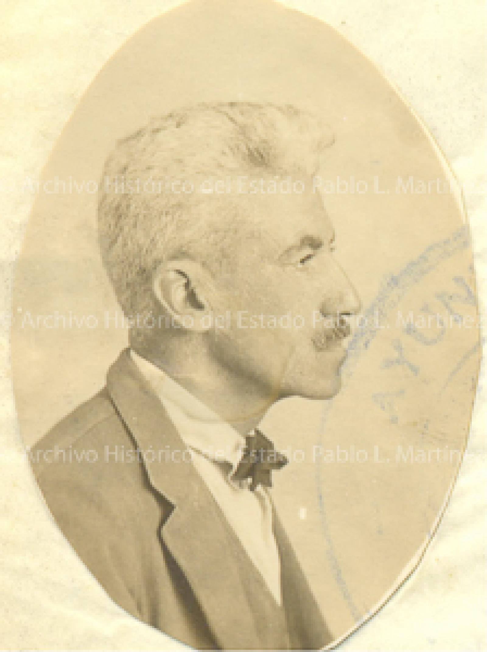 Fernando Hurtado de perfil.