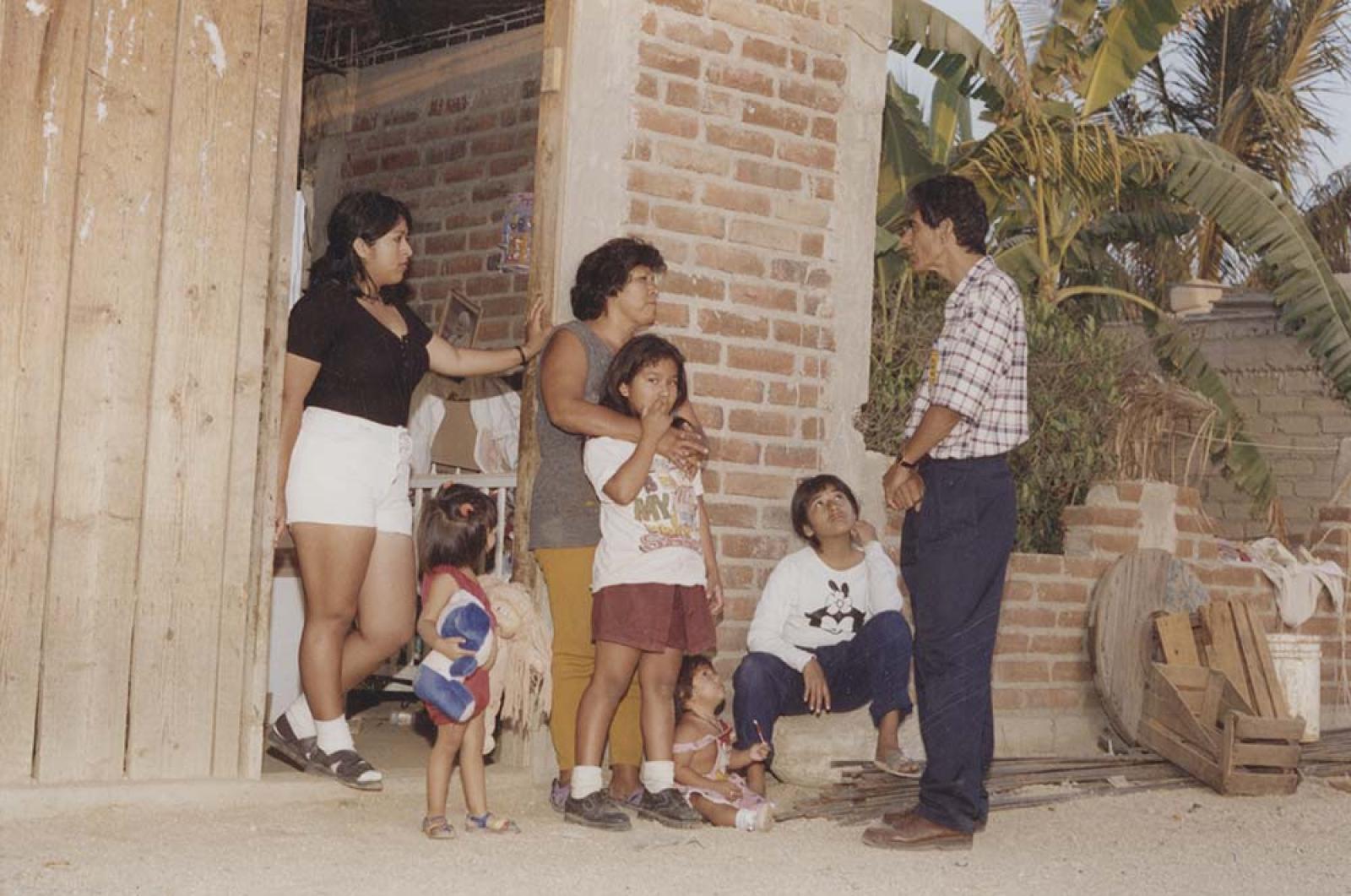 Fernando Moreno visita a familias en San José del Cabo.
