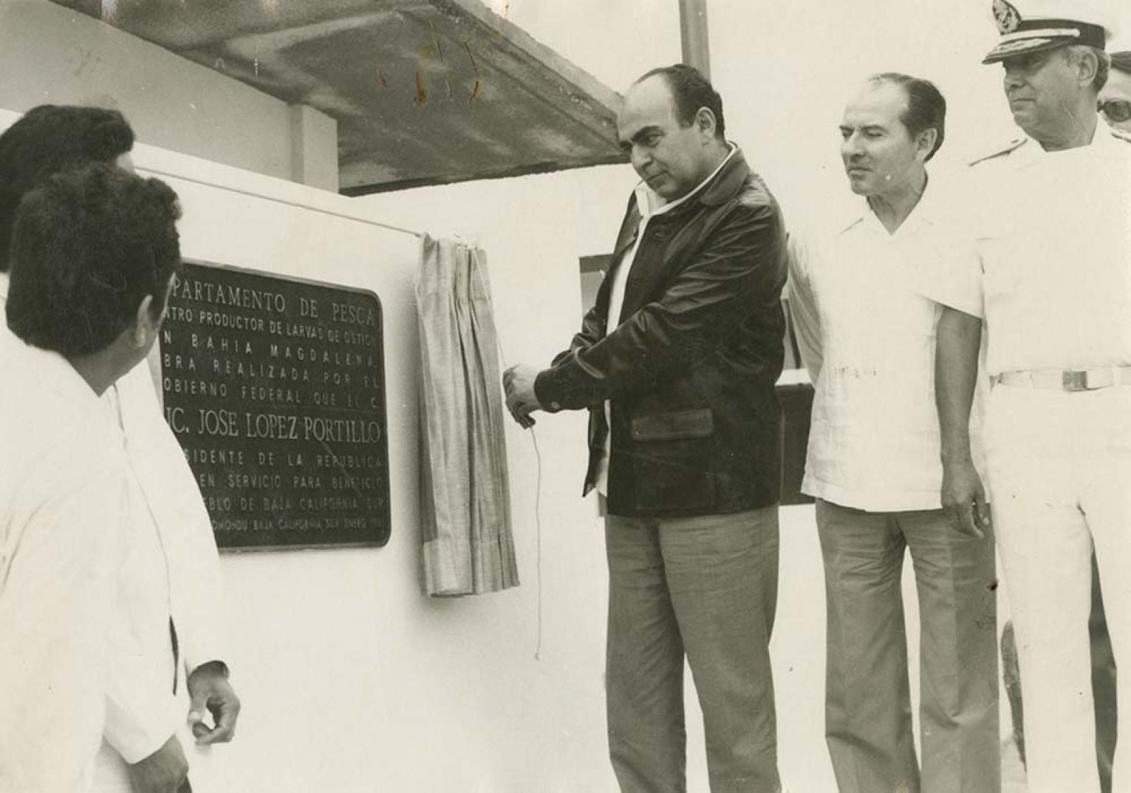 Fernando Rafful revela placa conmemorativa del Centro Productor de Larvas de Ostión.