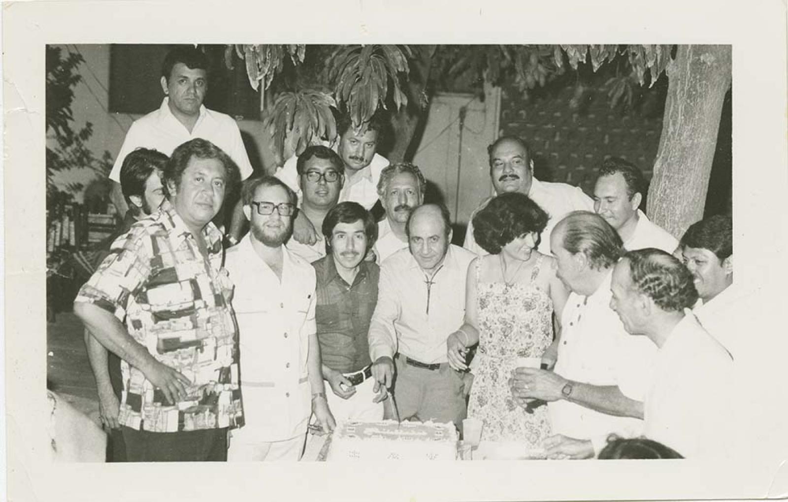Festejado corta pastel.