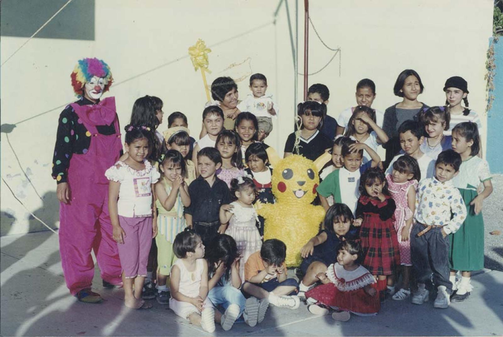 Festejo a “Marcos Alberto Méndez” con piñata y payasa, por su primer cumpleaños.
