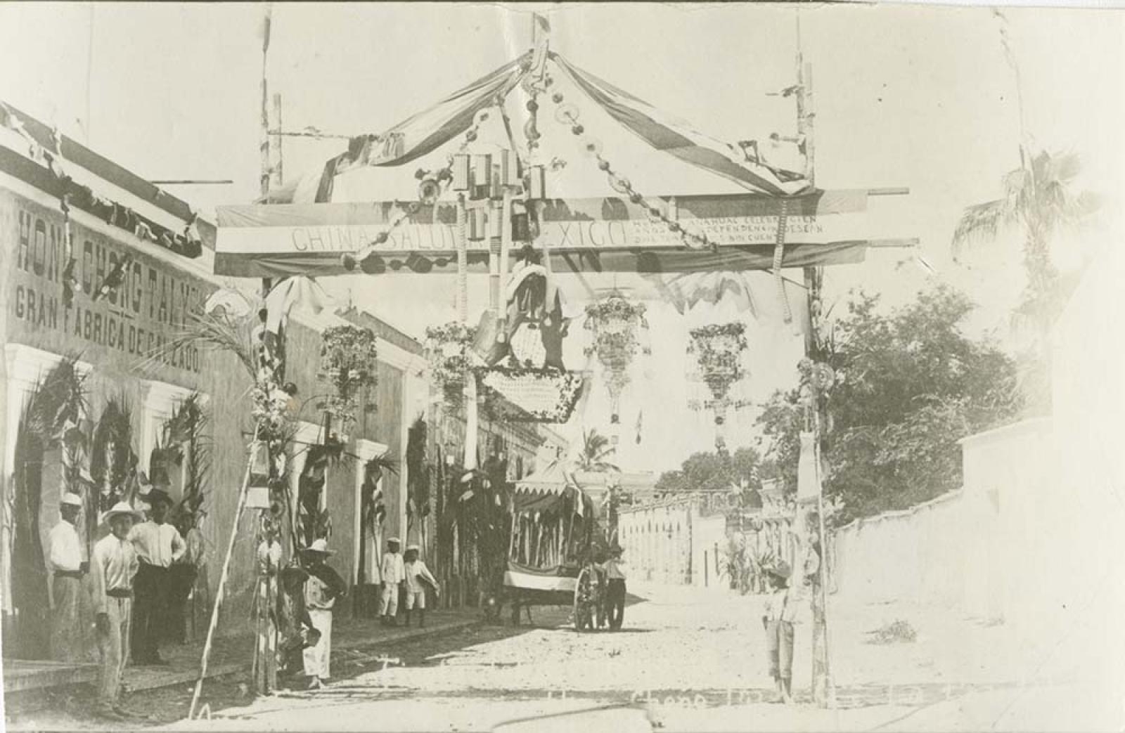Festejo del centenario de la Independencia de México, en barrio chino.