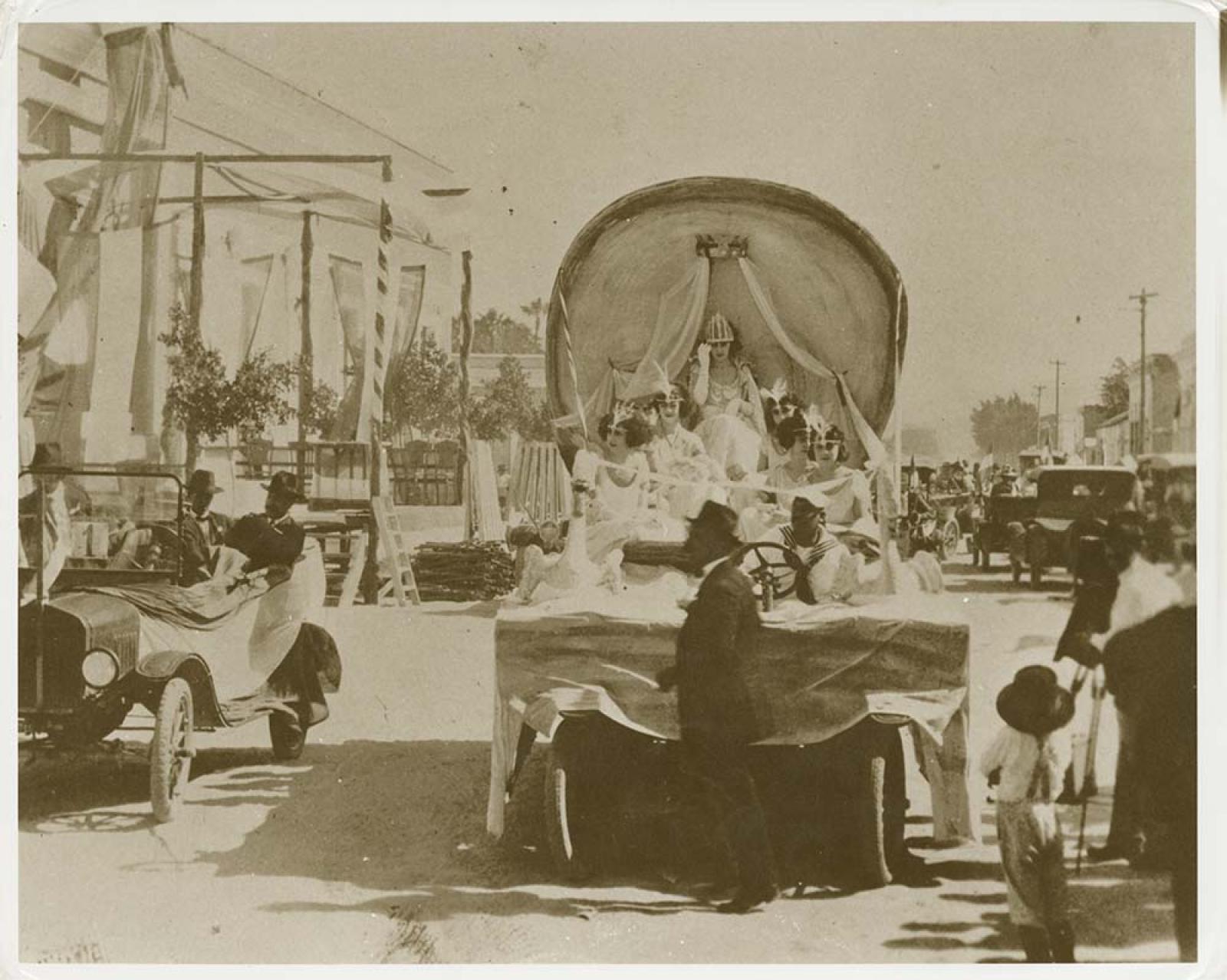 Festejo y carros alegóricos.