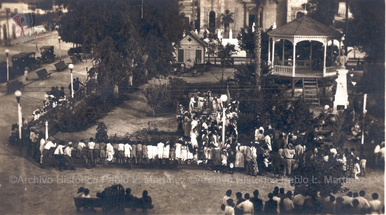Festividad en el Jardín Velasco, La Paz, Baja California.
