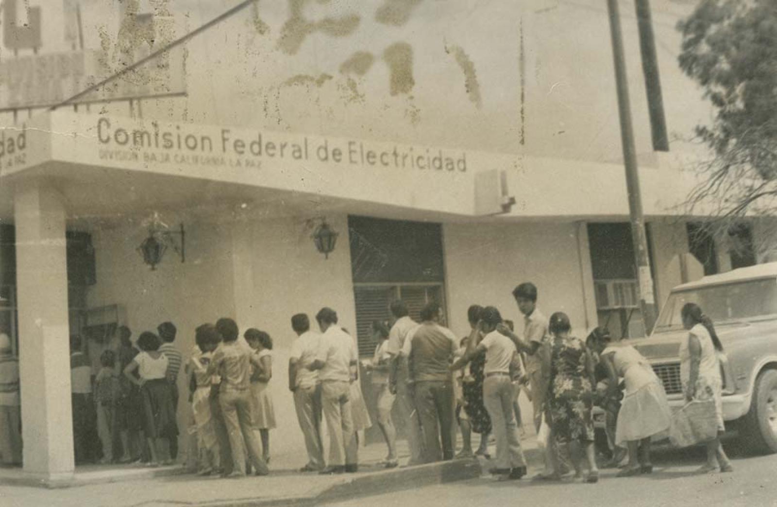 Fila afuera de las instalaciones de la Comisión Federal de Electricidad.