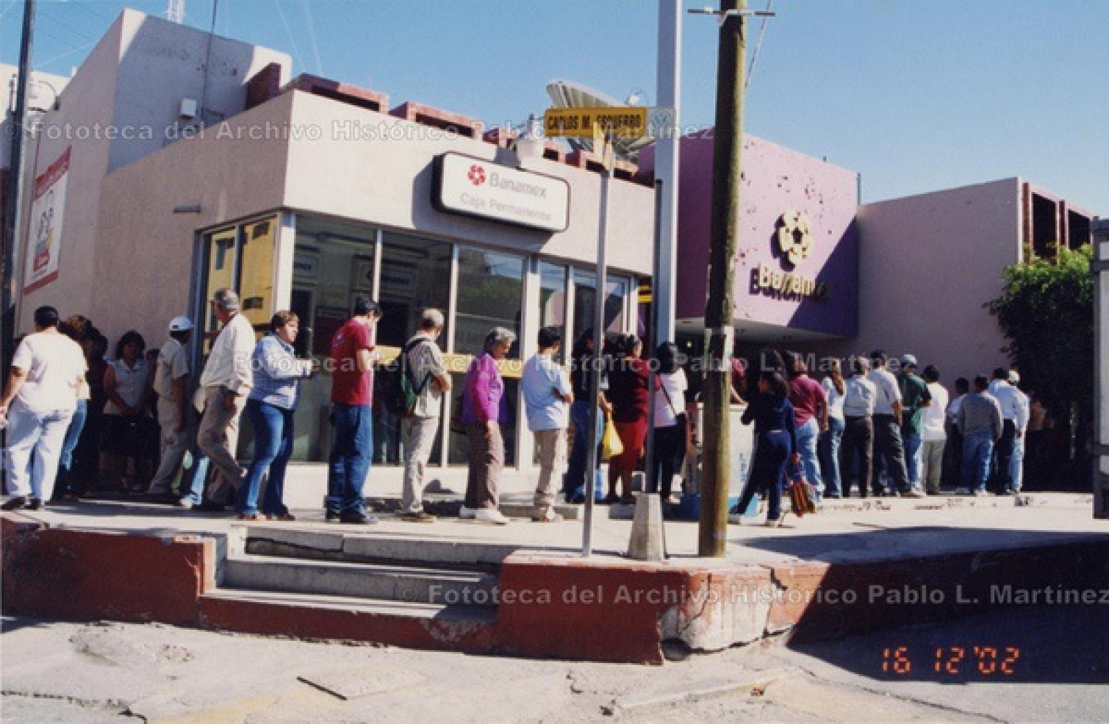 Fila de usuarios de Banamex, sobre la calle Carlos M. Esquerro.