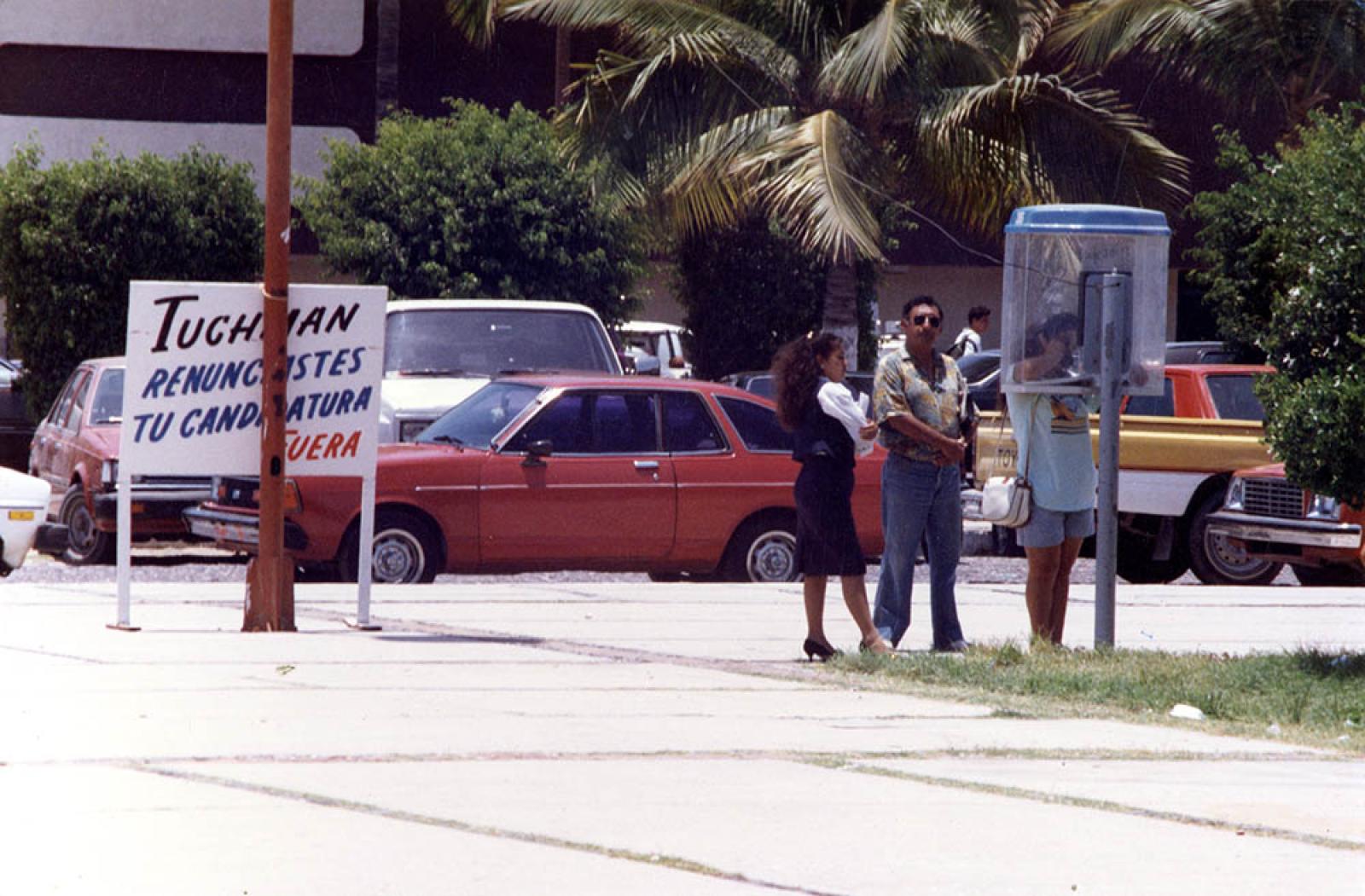 Fila frente a caseta telefónica.