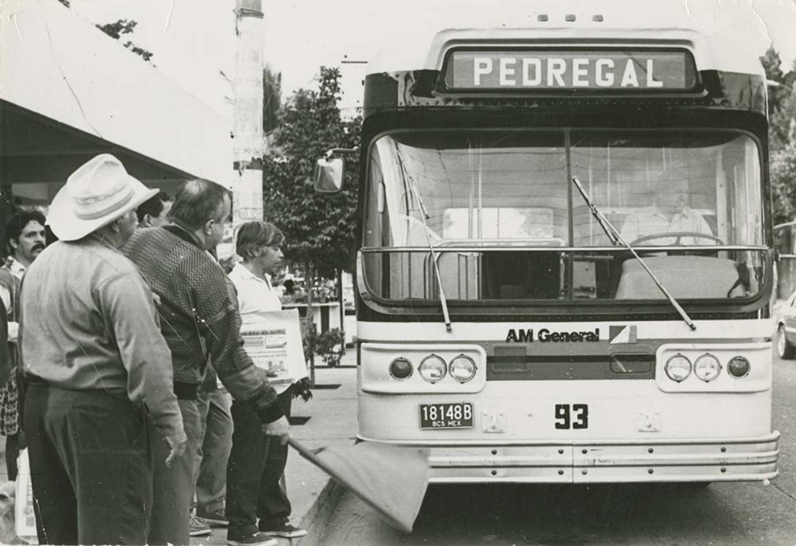 Fila para abordar autobús.