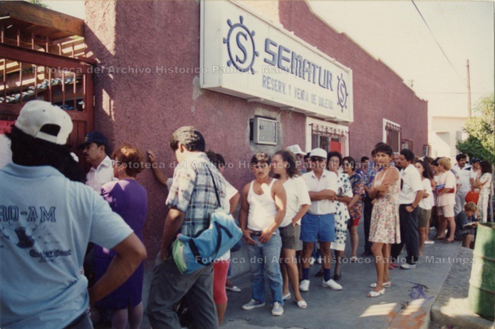 Fila para compra de boletos frente a edificio de Sematur.