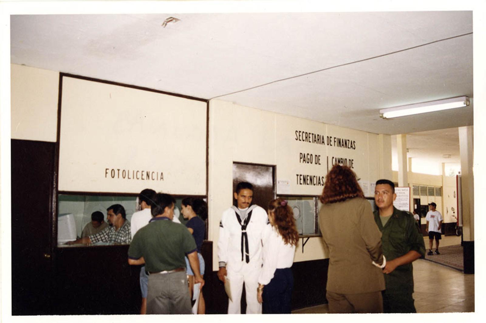 Fila para tramitar la fotolicencia, en interior del edificio de la Secretaría de Finanzas.