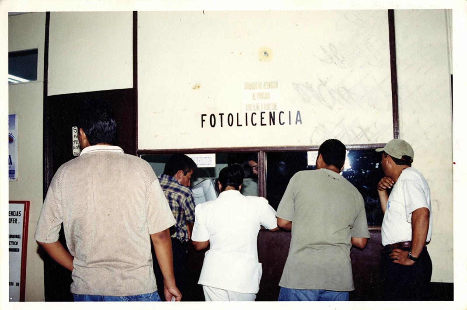 Fila para tramitar la “fotolicencia”.