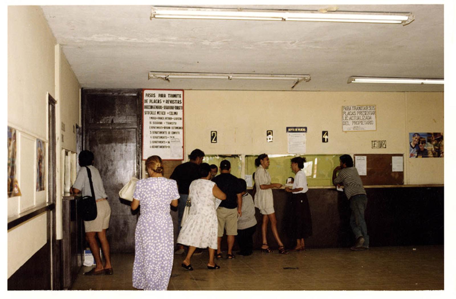 Fila para tramitar placas.