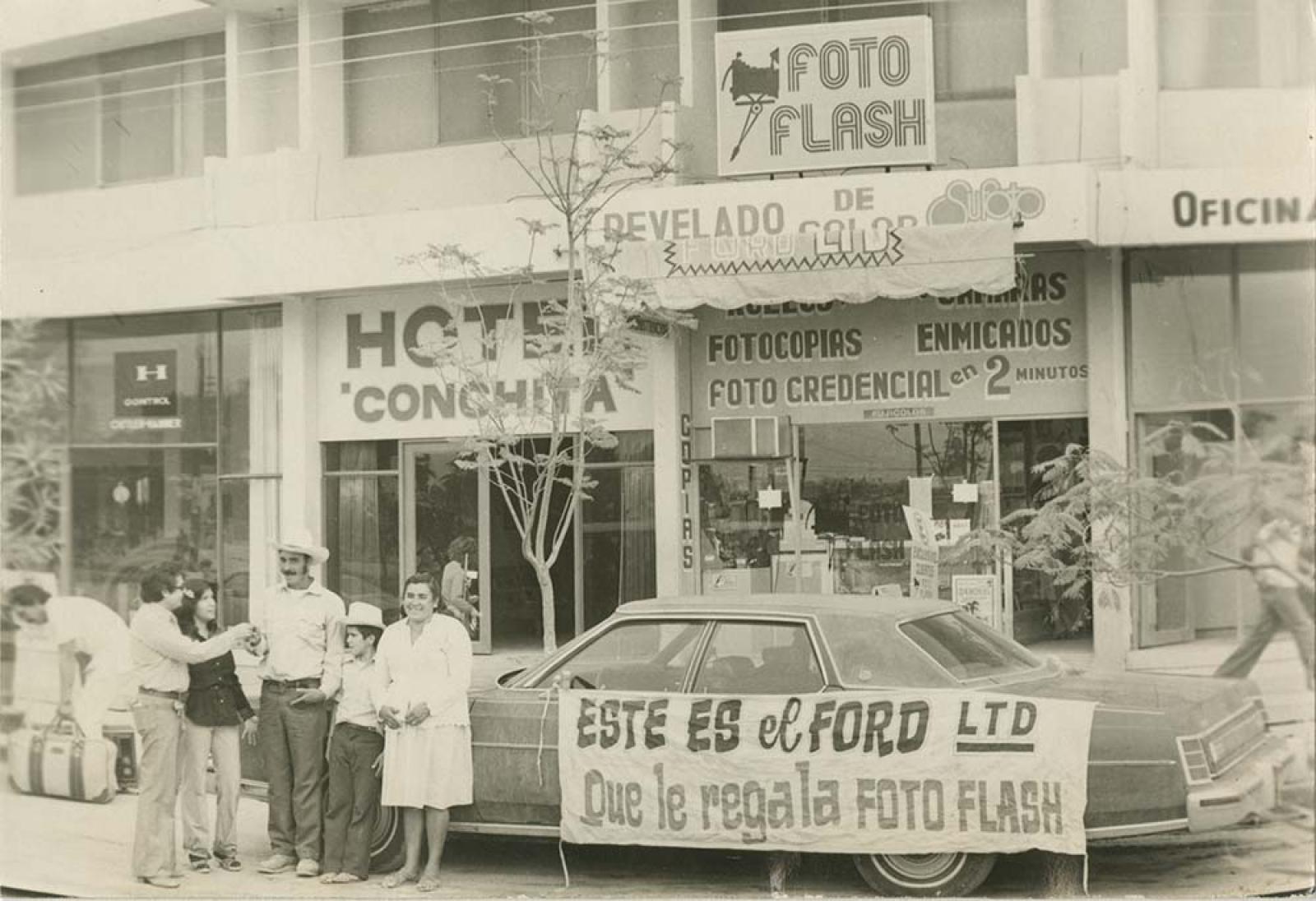 Foto Flash regala un Automóvil Ford LTD a familia en Ciudad Constitución, Baja California Sur.