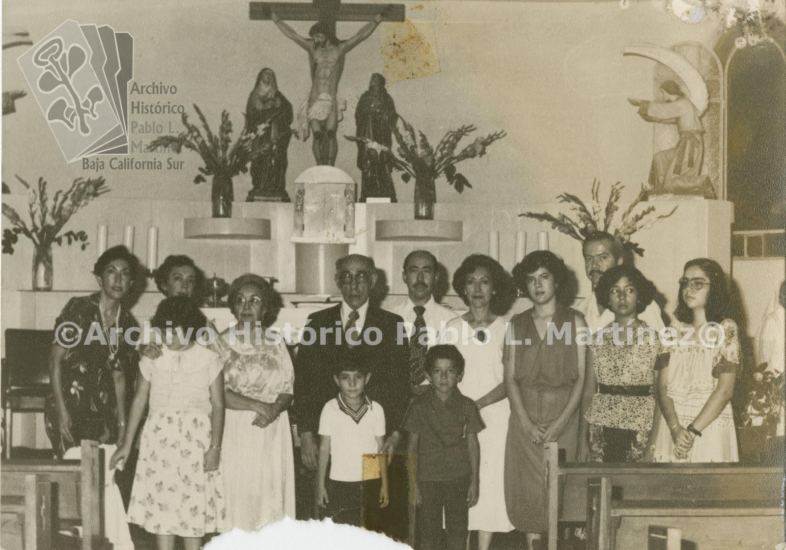 Francisco Arámburo Salas y acompañantes en interior de parroquia, La Paz, Baja California Sur.