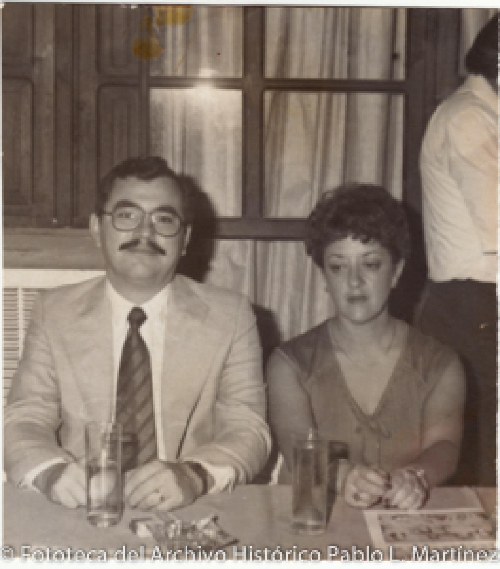 Francisco Cardoza Macías acompañado de su esposa.
