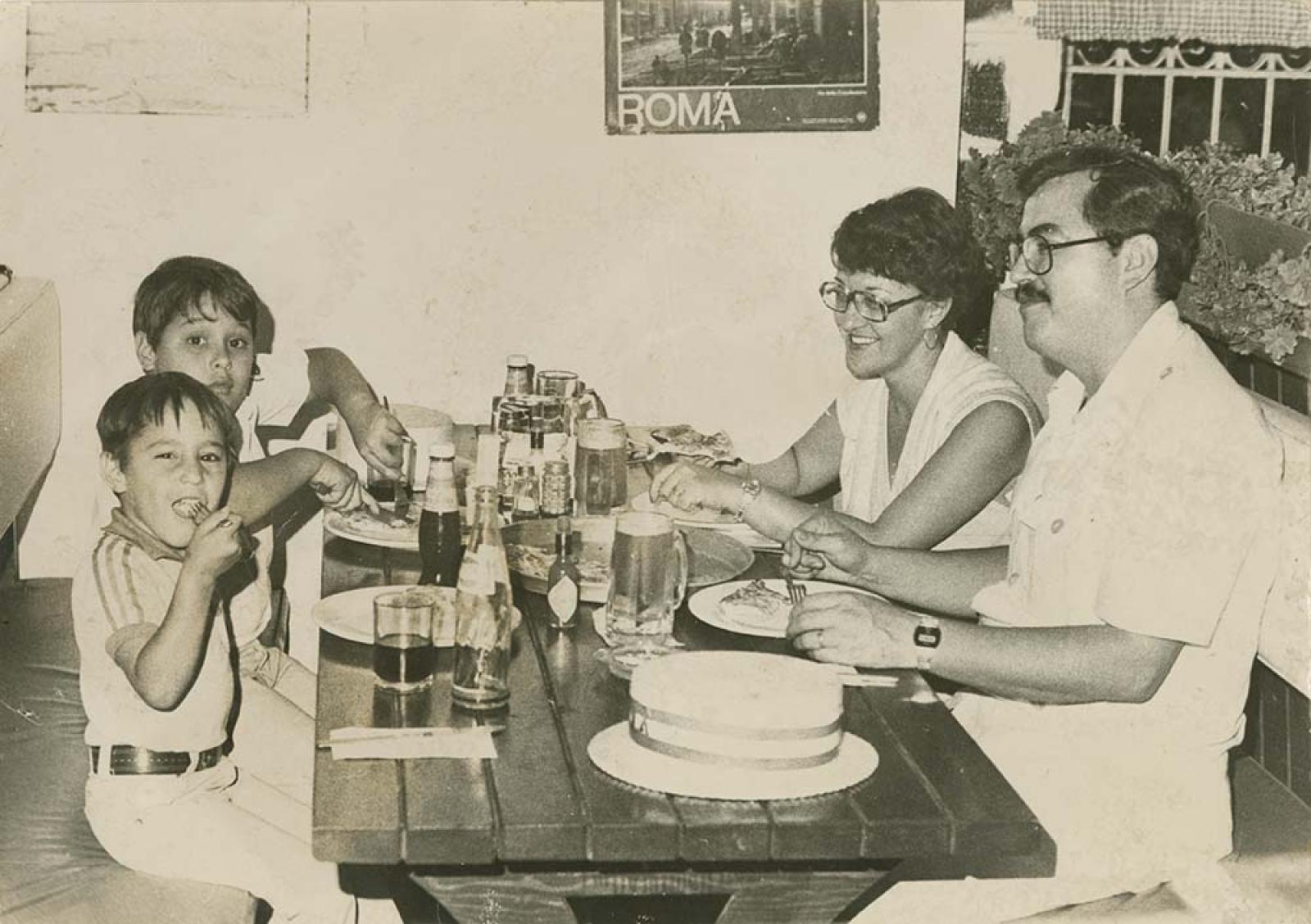 Francisco Cardoza Macías y familia.