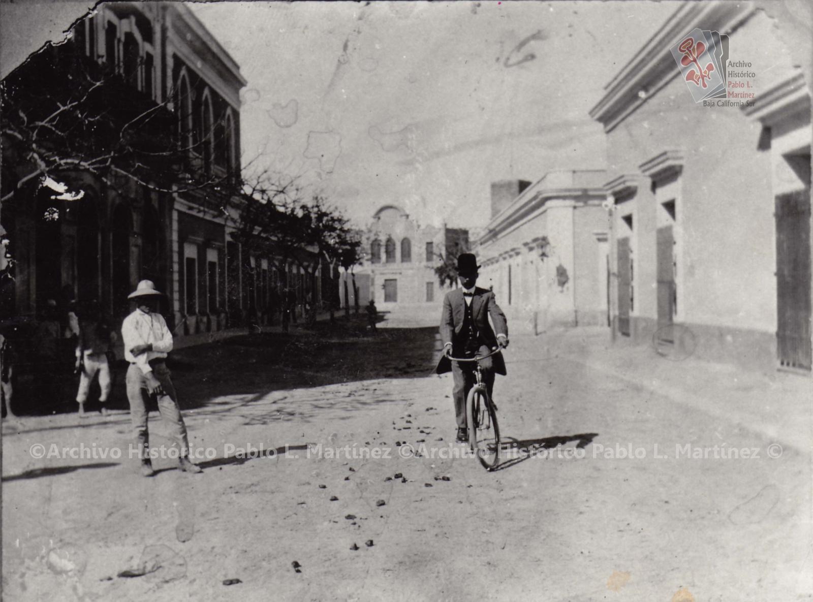 Francisco de Asís González de la Toba, en bicicleta transita por la antigua calle Obispado.
