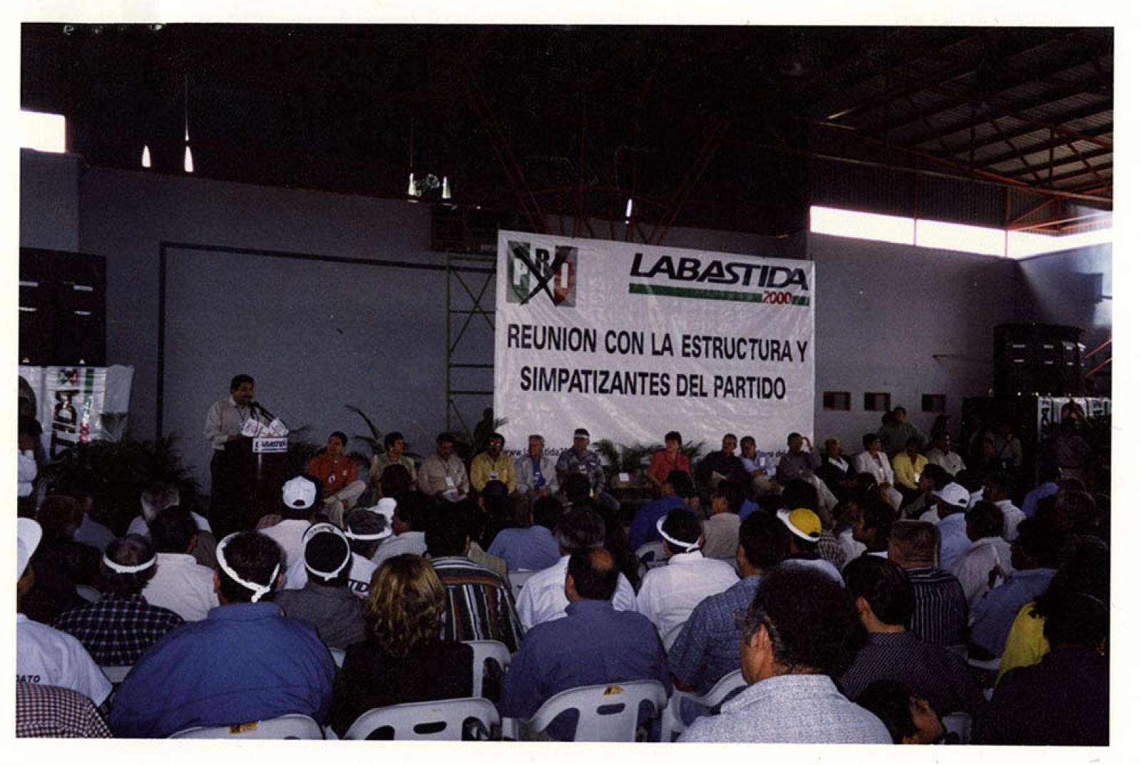 Francisco Labastida en reunión con la estructura y simpatizantes del Partido Revolucionario Institucional (PRI).