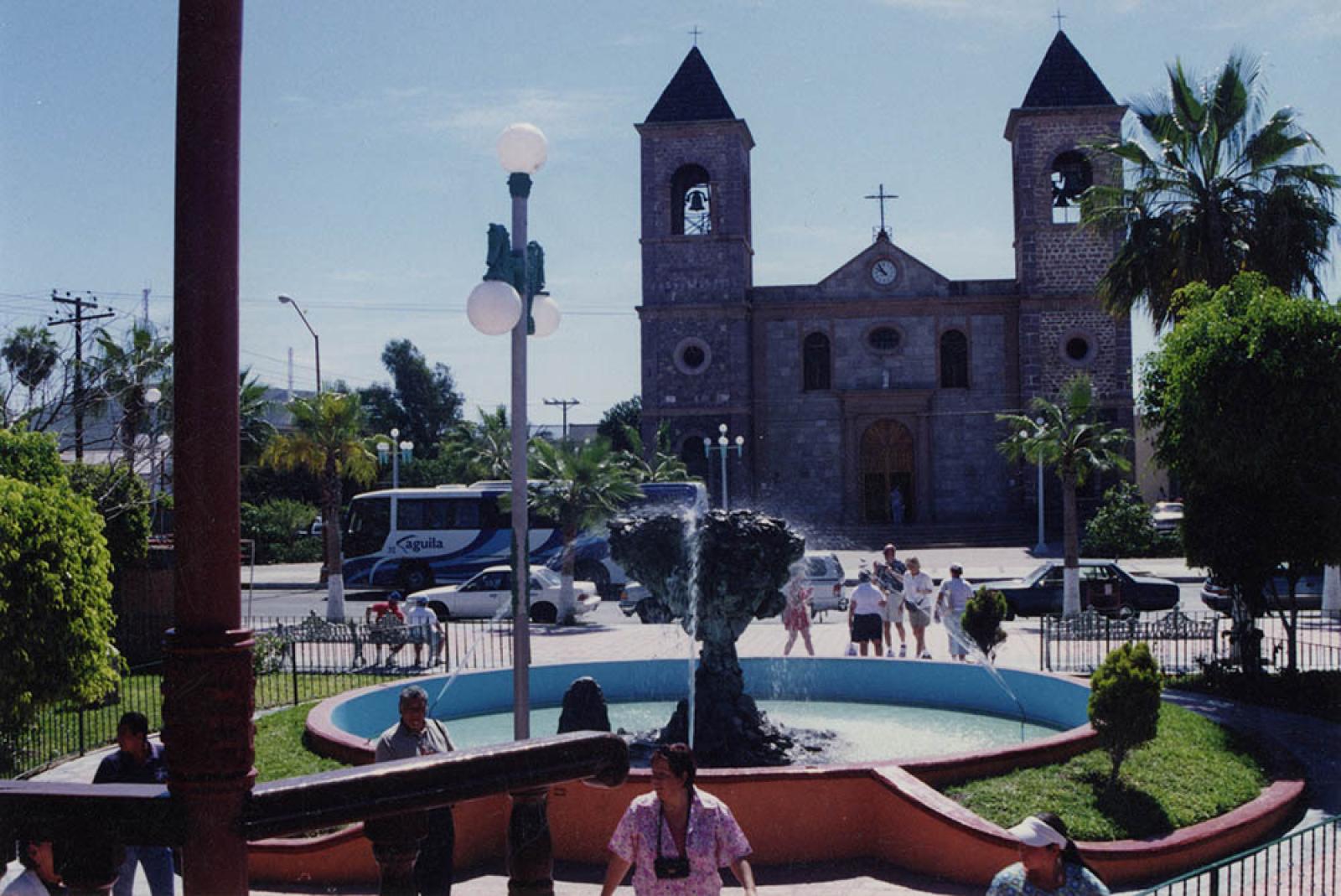 Fuente del jardín Velasco y Catedral de Nuestra Señora de La Paz.