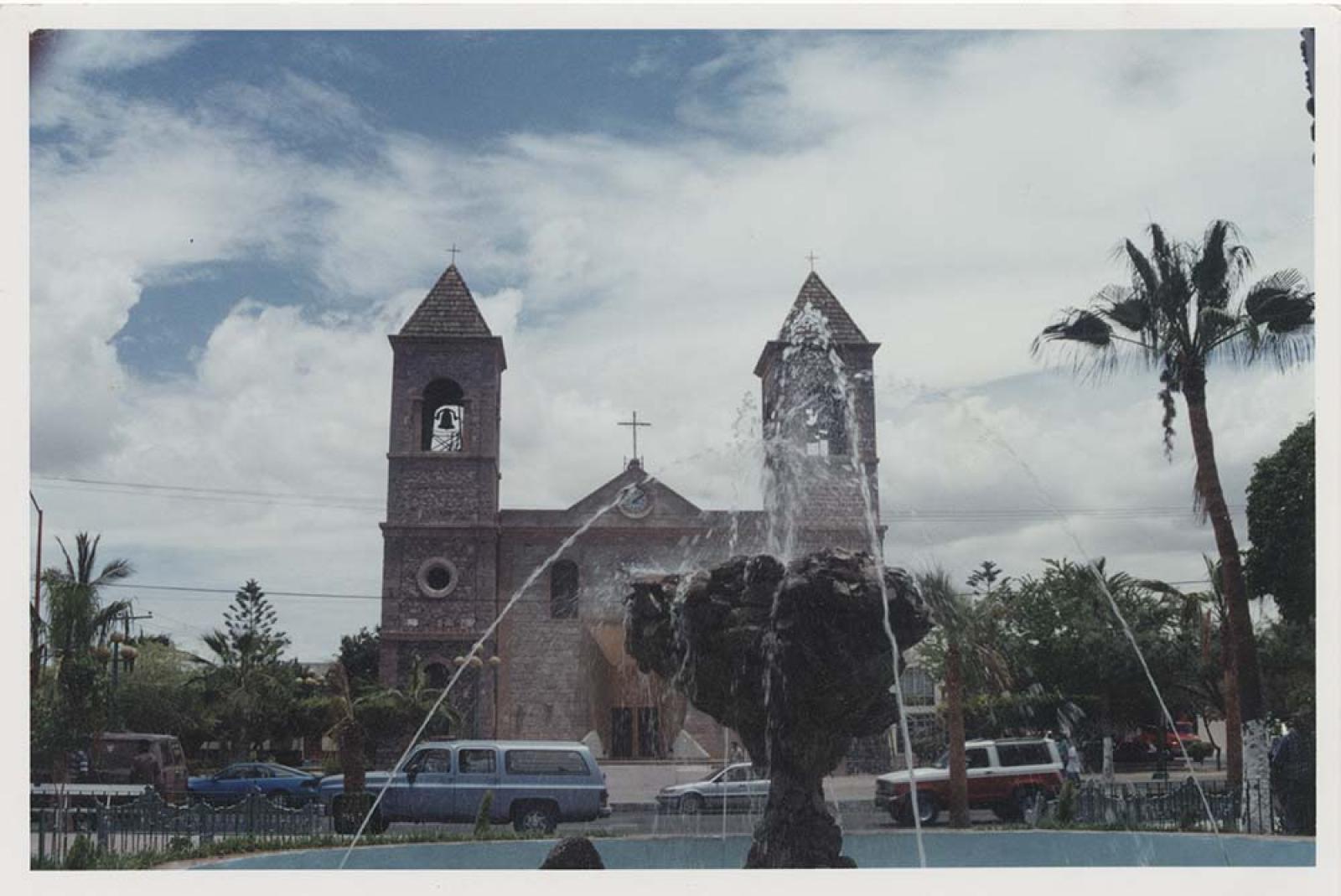 Fuente del Jardín Velasco y la Catedral de Nuestra Señora de La Paz.
