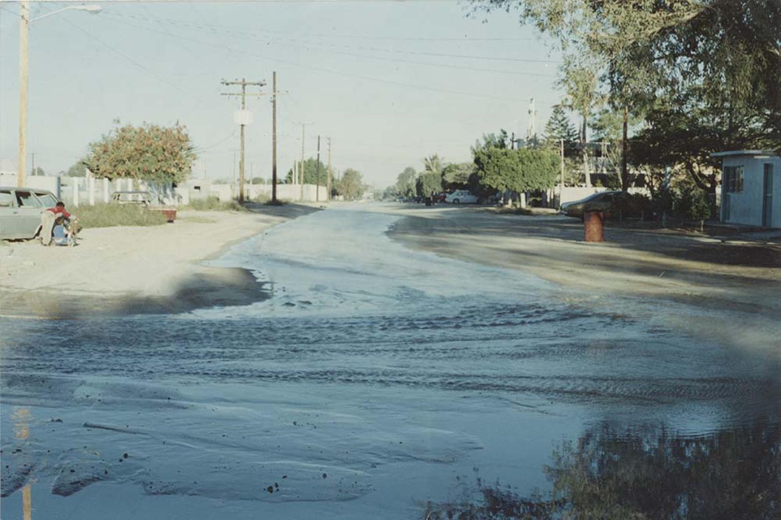 Fuga de agua entre las calles Sinaloa y Manuel M. Diéguez.