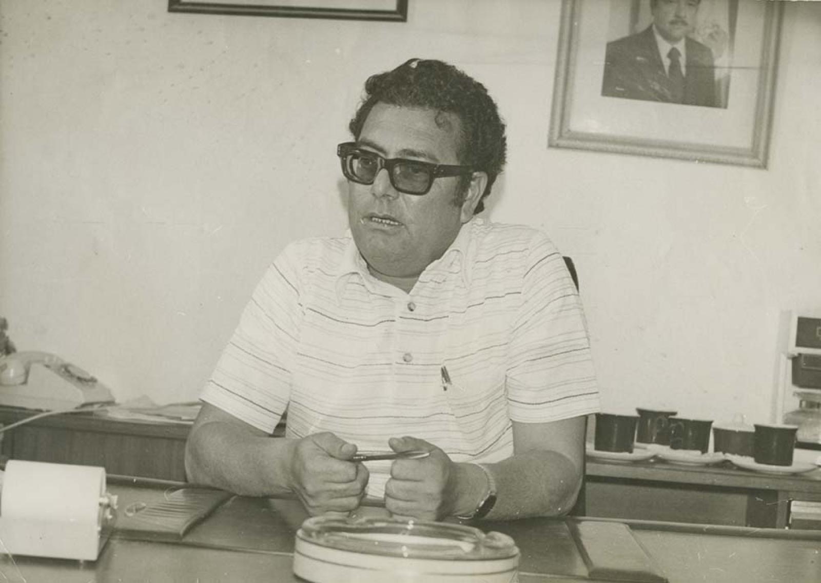 Funcionario público en oficina.
