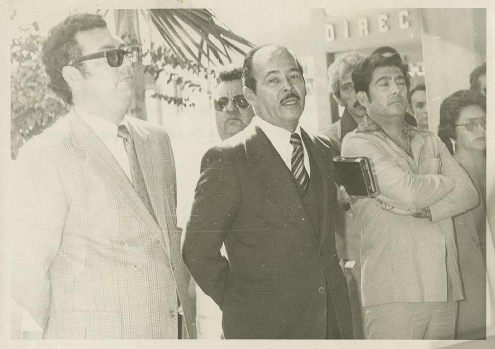 Funcionarios públicos en ceremonia.