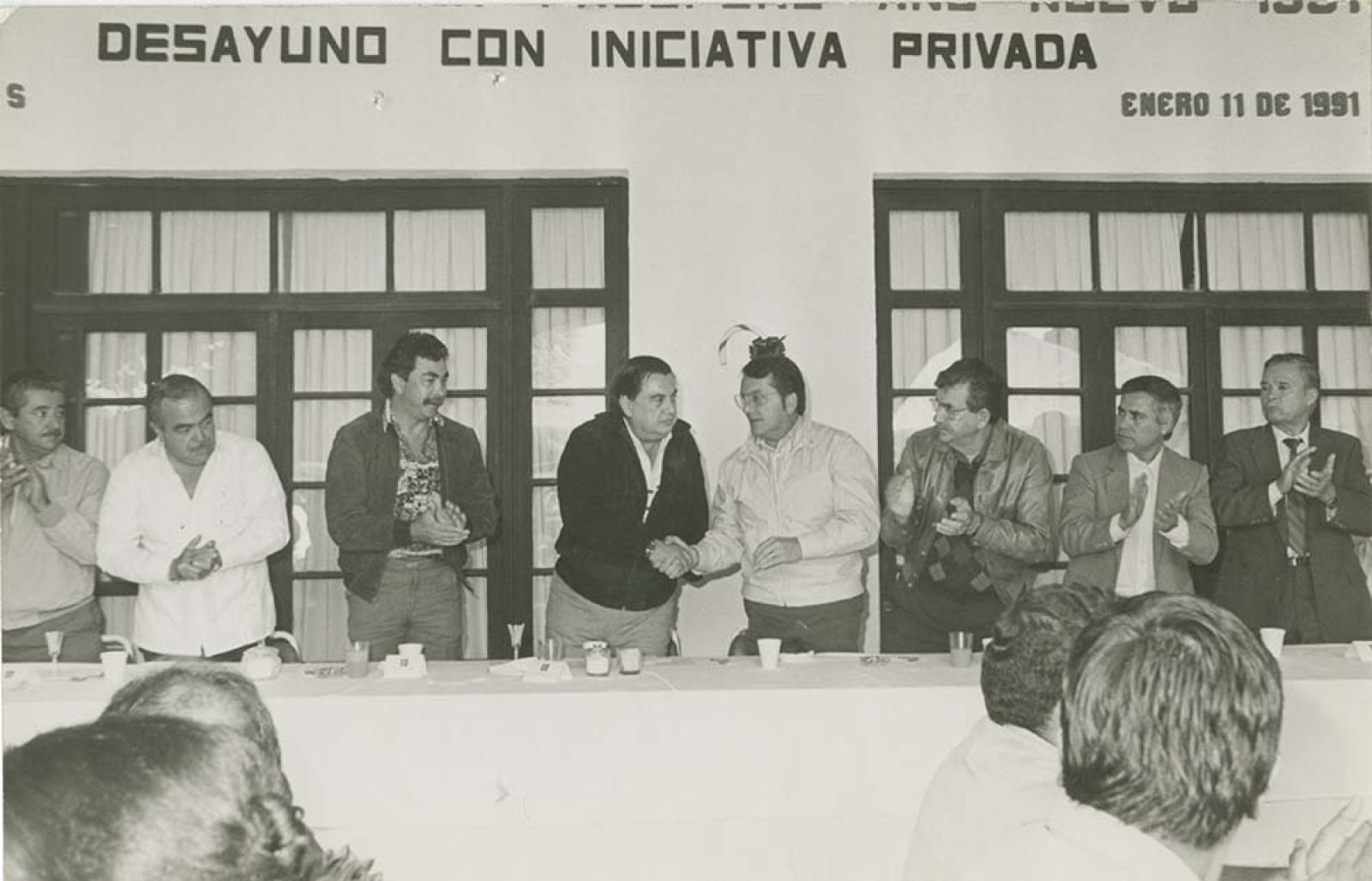Funcionarios públicos en desayuno con la iniciativa privada.