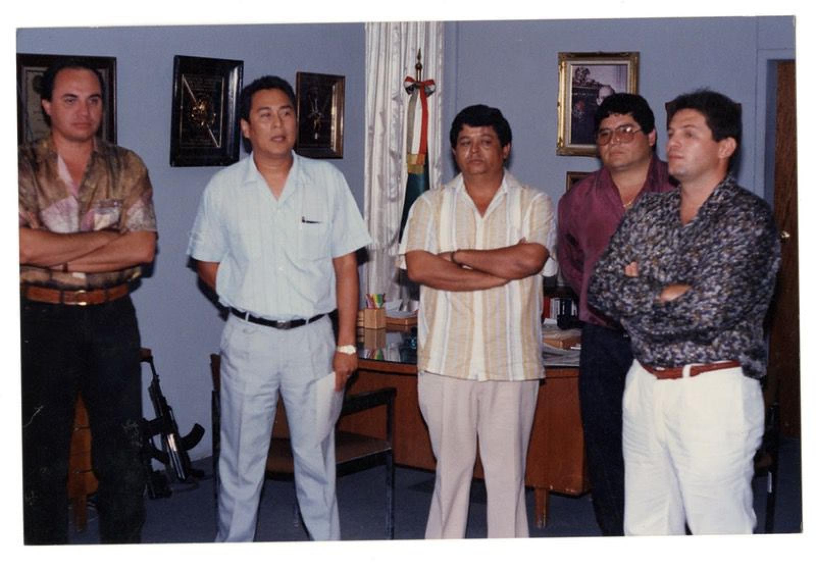 Funcionarios públicos en oficina.