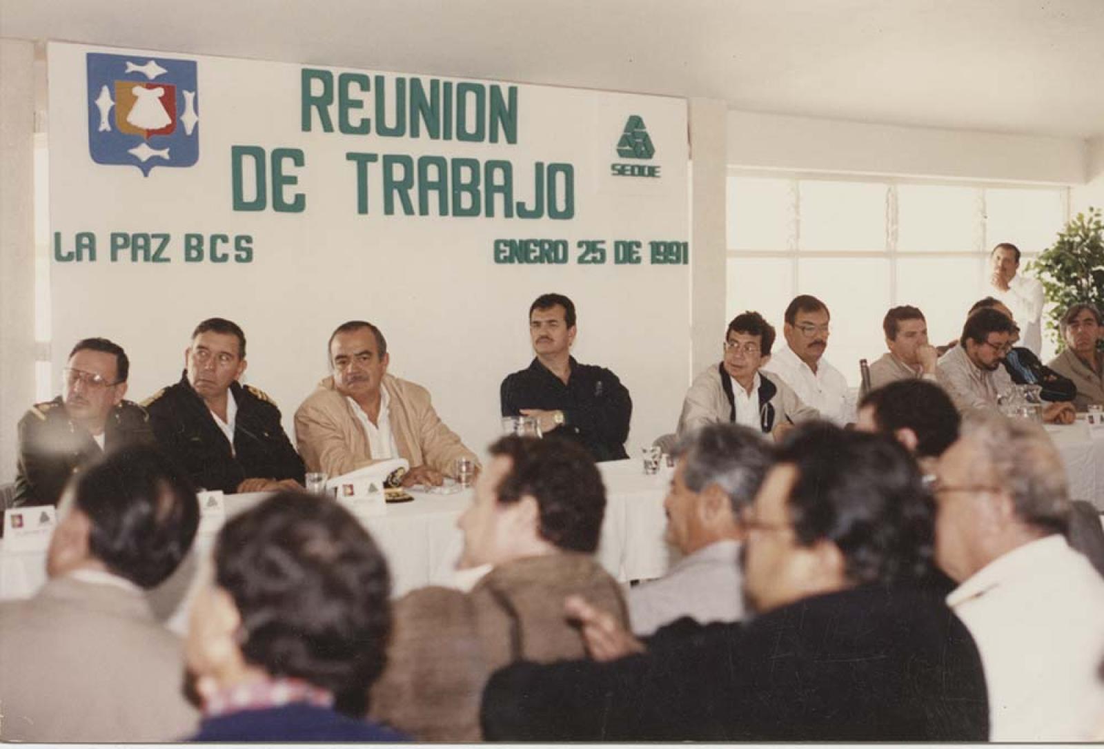 Funcionarios públicos en reunión de trabajo.
