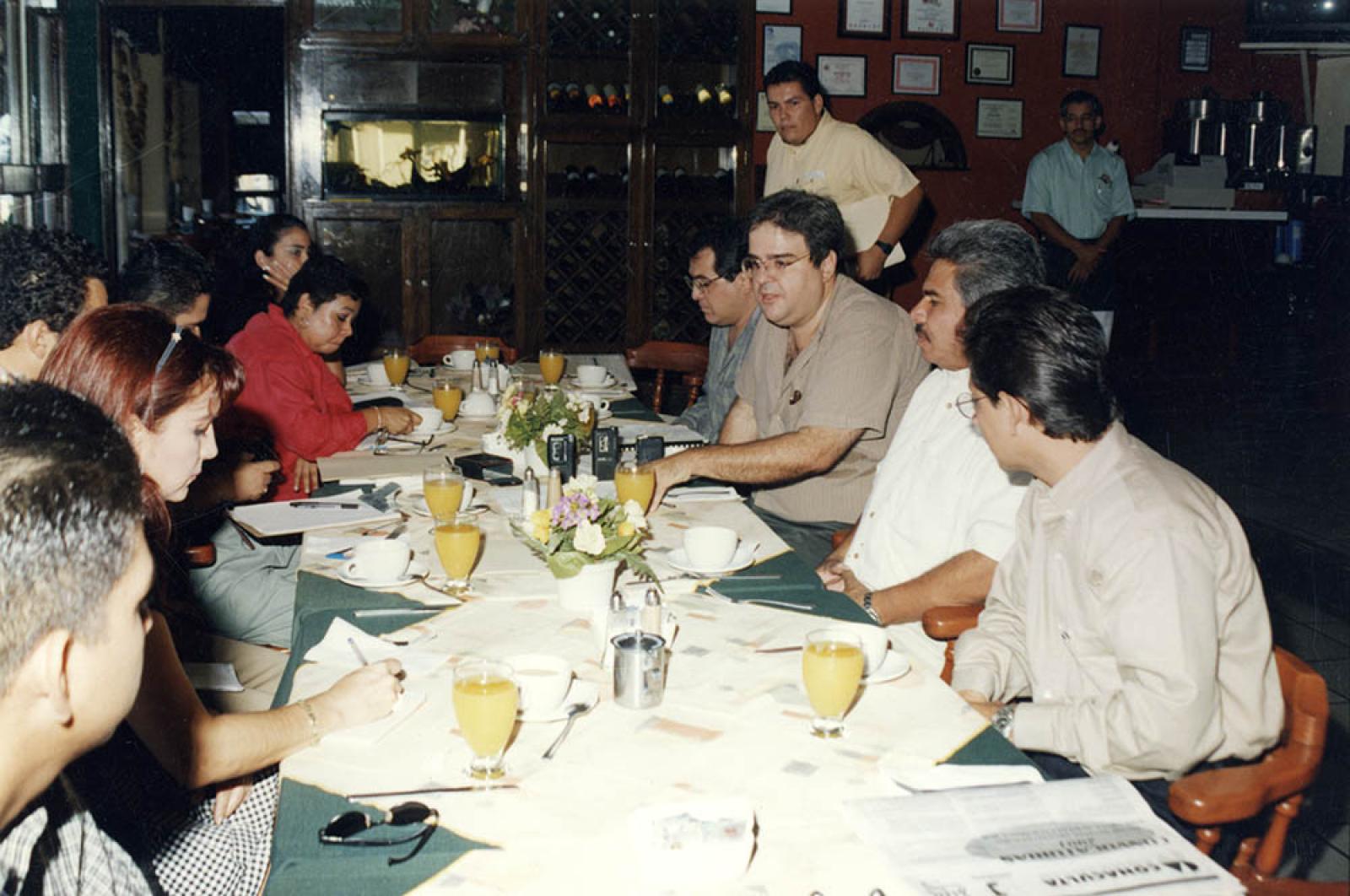 Funcionarios públicos, en reunión de trabajo.